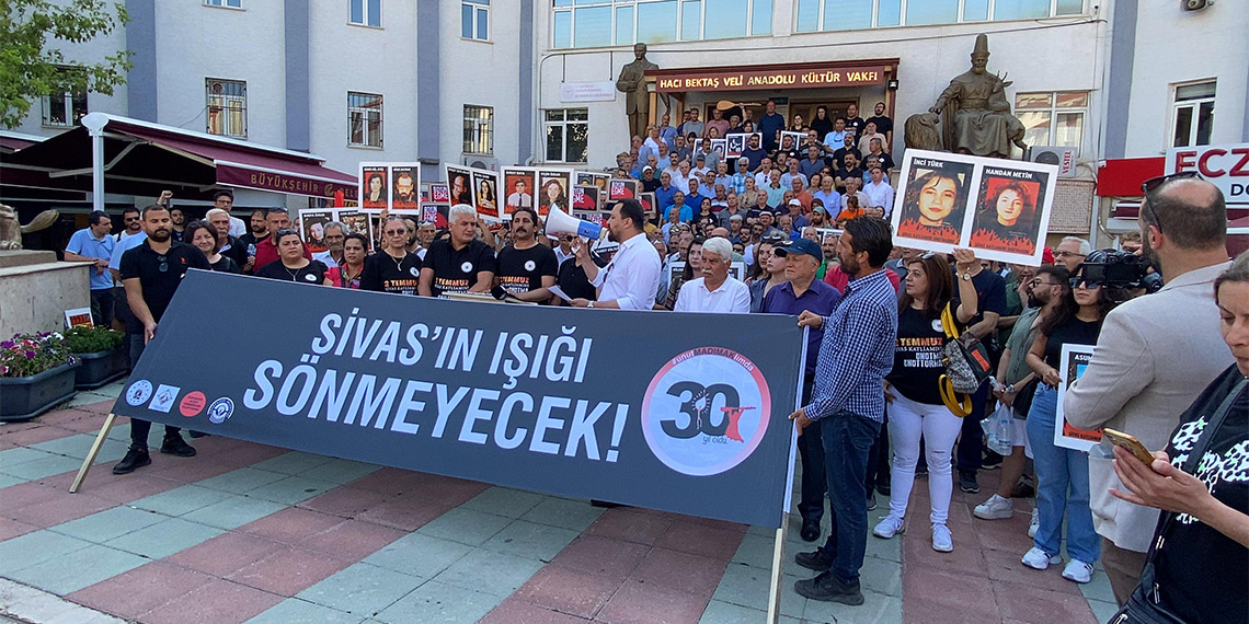 Sivas'ta 2 Temmuz 1993'te, Pir Sultan Abdal Kültür Etkinlikleri'ne gelenlerin konakladığı Madımak Oteli'nde katledilen 35 kişi için Eskişehir'de anma programı ve yürüyüş düzenlendi.