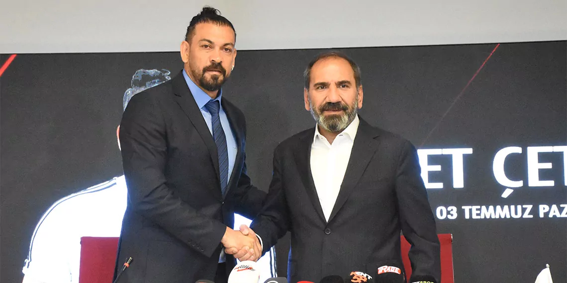 Demir grup sivasspor servet çetin ile 1 yıllık sözleşme imzaladı. İmza töreninde konuşan servet çetin, "burası benim için çok değerli ve başarılı olması için elimden geleni yapacağım. Çoşkulu, rakibi ısıran bir takım oluşturacağımızı söyleyebilirim" dedi.