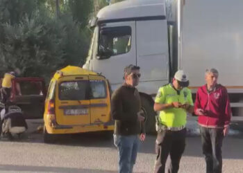 Sivas'ta kamyon ile ticari taksi çarpıştı; 4 ölü