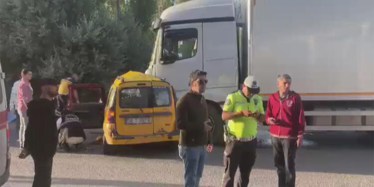 Sivas'ta kamyon ile ticari taksi çarpıştı; 4 ölü