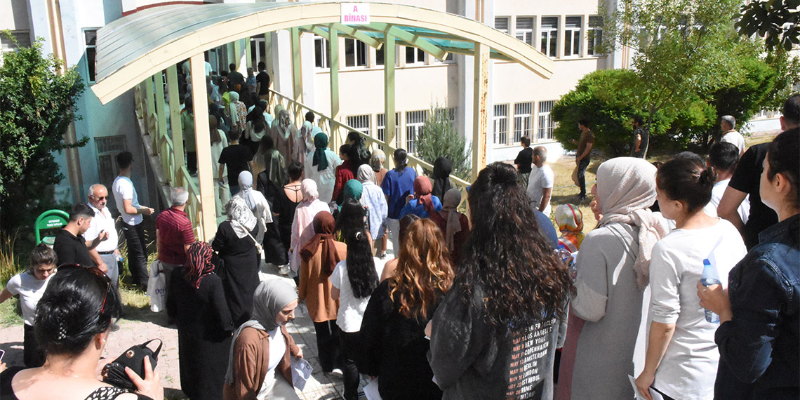 KPSS sınavına geç kalanlar binalara alınmadı