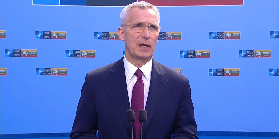 NATO Genel Sekreteri Jens Stoltenberg, Litvanya’da bugün başlayan NATO Zirvesi kapsamında geldiği zirve etkinlik alanında basına yaptığı kısa açıklamada, “Bu zirve tarihi bir zirve çünkü halihazırda İsveç'in ittifakın tam teşekküllü bir üyesi olmasını sağlayacak bir anlaşma yaptık. Bu İsveç için iyi bir şey. Türkiye için de iyi” dedi.