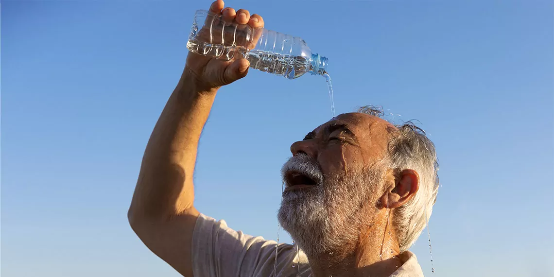 Yaz aylarında su tüketiminin miktarı hayati önem taşırken, uzmanlardan 65 yaş üzeri için dikkat çeken bir uyarıda bulunuldu.