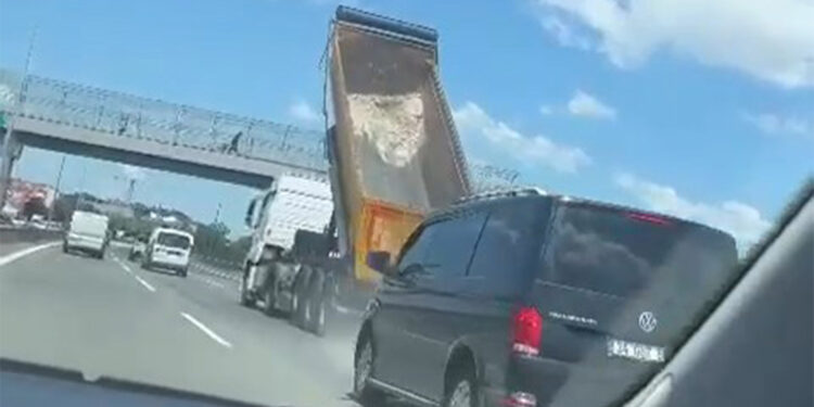 Hafriyat kamyonunun damperi üst geçide çarptı