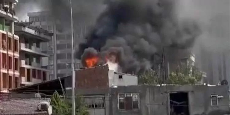 Sultangazi'de fabrikanın çatısında yangın