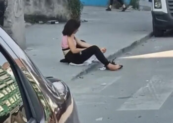 Yol kenarında soyunan kadın kazaya neden oldu