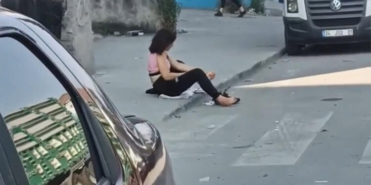 Yol kenarında soyunan kadın kazaya neden oldu