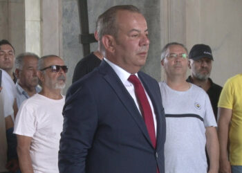 CHP Genel Merkezi'ne başlattığı 'Değişim ve Adalet' yürüyüşünün 10'uncu gününde Bolu Belediye Başkanı Tanju Özcan Anıtkabir'i ziyaret etti.