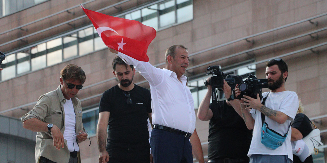 Tanju Özcan, CHP önüne koltuk fırlattı