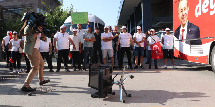 Tanju Özcan, CHP önüne koltuk fırlattı