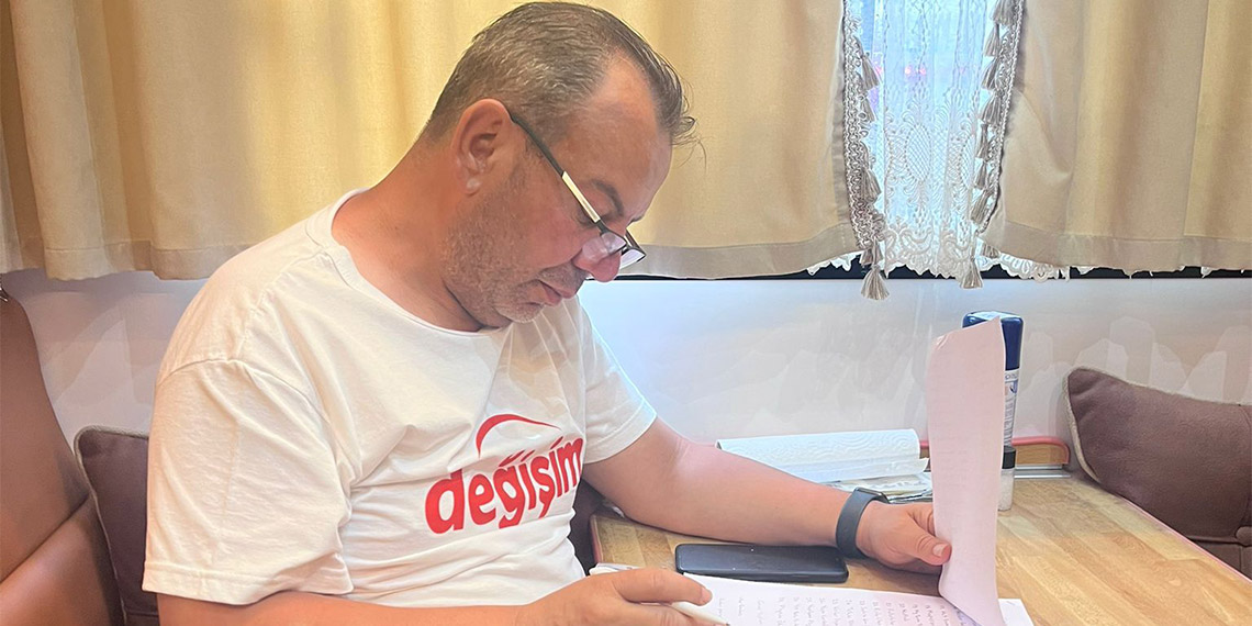 CHP Genel Merkezi'ne yürüyen Bolu Belediye Başkanı Tanju Özcan, "Şu an halkın nazarında veya halkın umut olarak gördüğü kişi Ekrem İmamoğlu. 'Kurtarırsa bu partiyi, ülkeyi İmamoğlu kurtarır' sözleri yaygın. Ama Sayın İmamoğlu adım atmakta bence biraz geç kalıyor. Ve geç kaldığı her gün kendisine zarar veriyor. Direkt adını koyalım; genel başkan değişmeli" dedi.