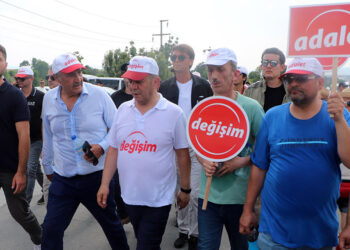 Değişim ve Adalet yürüyüşüne yüzlerce kişi eşlik etti