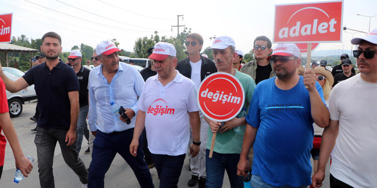 Değişim ve Adalet yürüyüşüne yüzlerce kişi eşlik etti