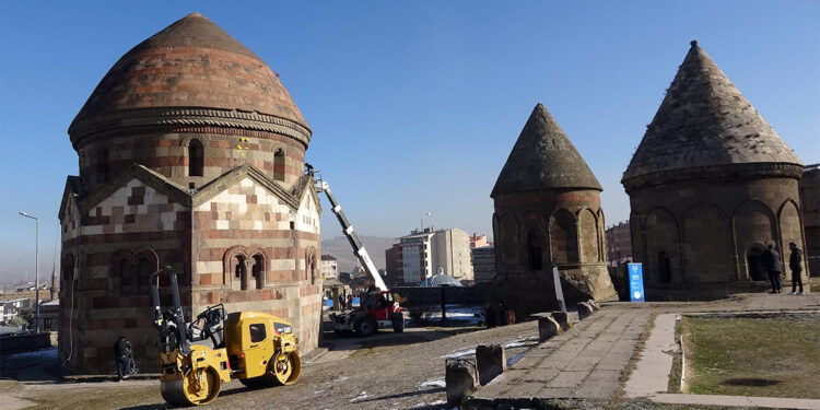 Tarihi yapılarda depremin izini sürüyorlar