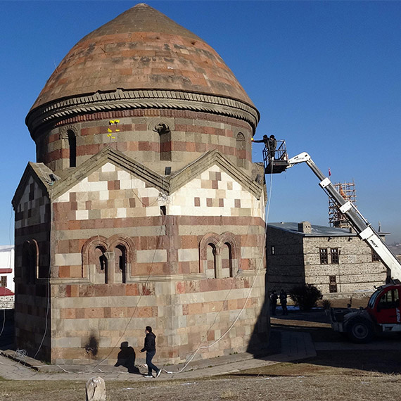 Erzurum Teknik Üniversitesi Mühendislik Fakültesi İnşaat Mühendisliği Bölümü Dr. Öğretim Üyesi Dilek Okuyucu, akademisyen, yüksek lisans ve doktora yapan öğrencileriyle tarihi yapılarda depremin izini sürüyor.