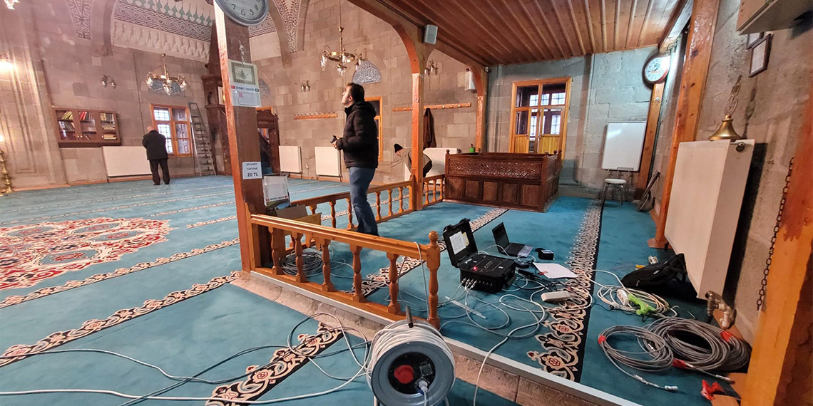 Tarihi yapılarda depremin izini sürüyorlar