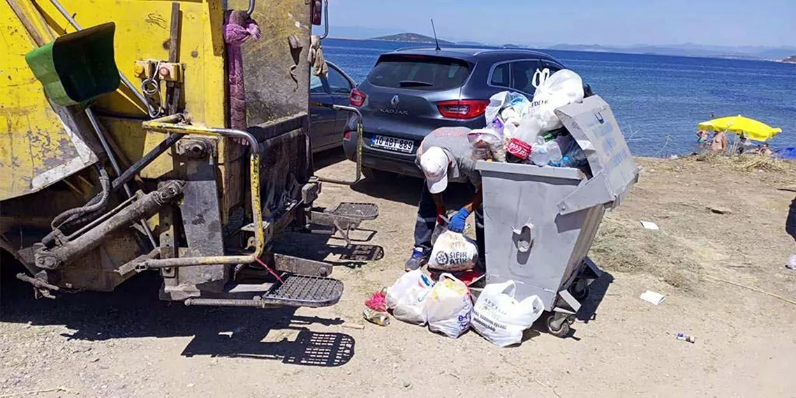 Bayram tatilinin sona ermesiyle ziyaretçilerden geriye çöpleri kaldı. Belediye ekipleri ise başta plajlar olmak üzere kent genelinde yoğun bir temizlik çalışması yürüttü.