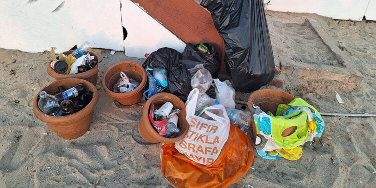 Ziyaretçilerden geriye çöpleri kaldı