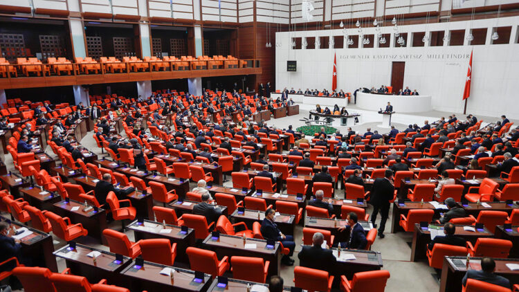 Memur maaşı ve emekli aylıklarına zam oranı kabul edildi