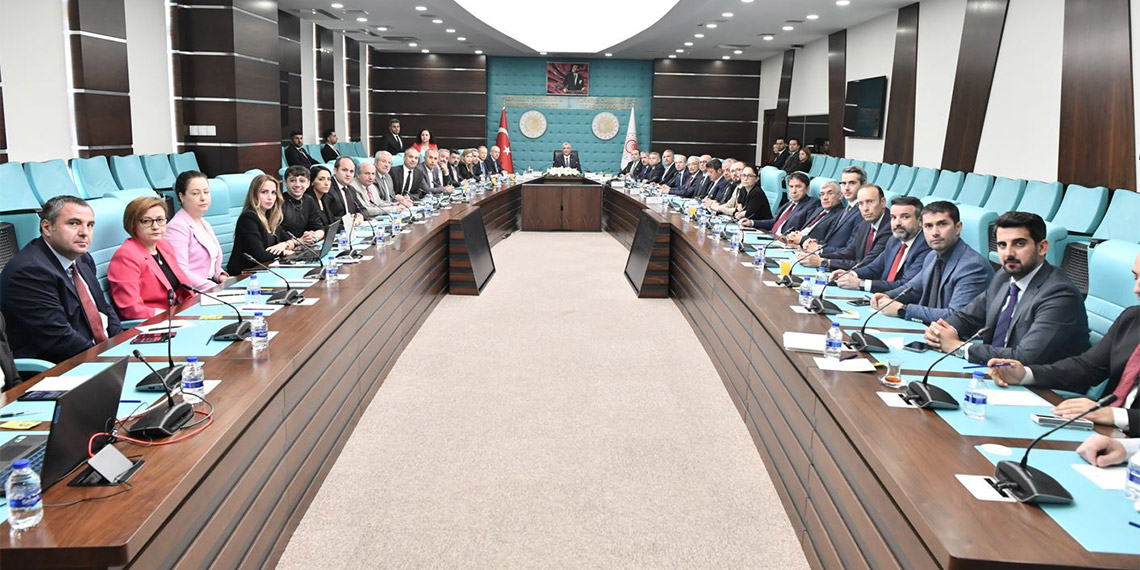 Ticaret Bakanı Ömer Bolat, "İkinci el araç satışlarında satışların gevşediğini müşahede ediyoruz. Fiyatlar noktasında da daha yüksek olan ikinci el satışların sıfır araç satış fiyatına doğru, aşağı doğru bir ivme kazandığı gözlemini yaptık" dedi.