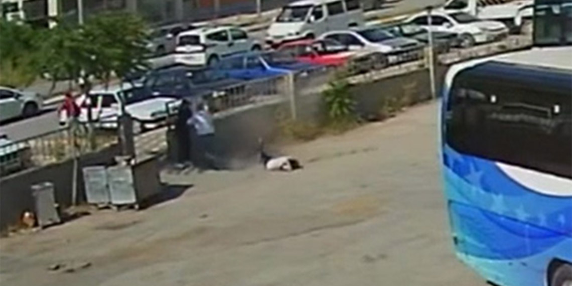 Tokat'ta, Murat Kaan E.’nin (39), aralarında husumet bulunan tıp mezunu otobüs şoförü Denizhan Şahin'i (32) pompalı tüfekle vurup öldürdüğü anların güvenlik kamerası görüntüleri ortaya çıktı.