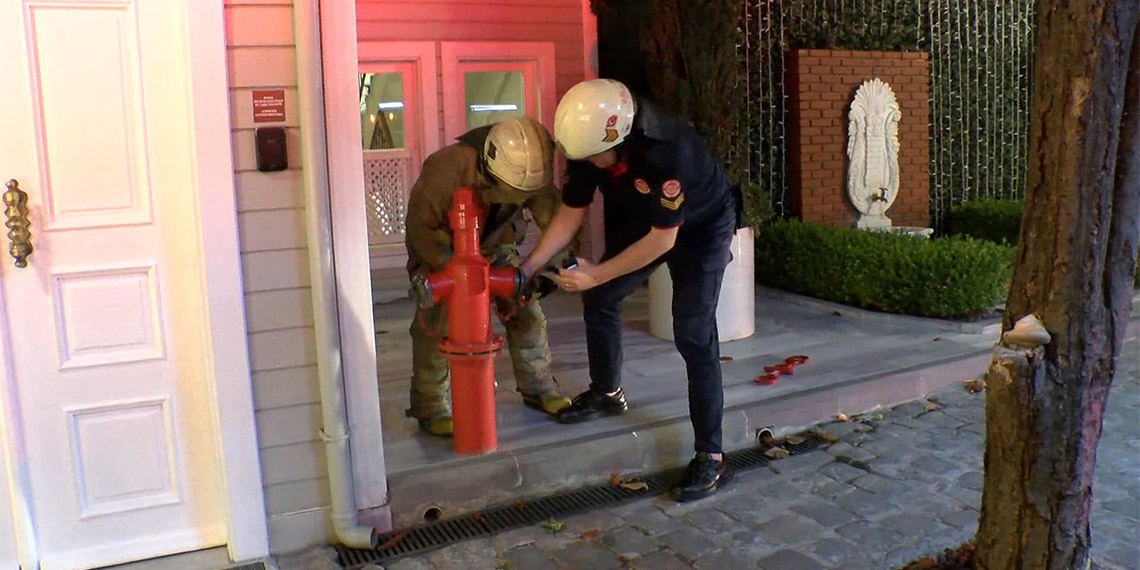 Topkapı Sarayı'nın içindeki tarihi restoranda yangın çıktı. Çatının tamamına yayılan yangına birçok ilçeden itfaiye ekipleri sevk edildi.
