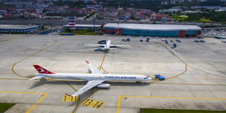 Hava trafiğine 1957 yılında açılan ve 2022 yılında 16 bin 972 iç hat ve 6 bin 507 dış hat olmak üzere 23 bin 479 sefer gerçekleşen Trabzon Havalimanı pistinde kırmızı kil tehlikesi.