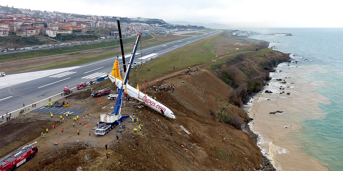 Havalimanı pistinde kırmızı kil tehlikesi