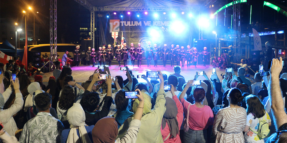 Uluslararası Tulum ve Kemençe Festivali'nde savaş karşıtı gösteri