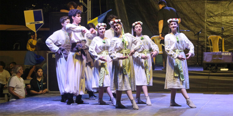 Uluslararası Tulum ve Kemençe Festivali'nde savaş karşıtı gösteri