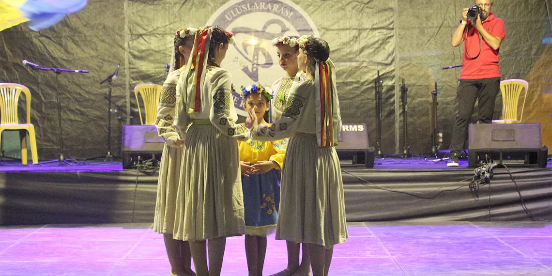 Rize'de 12'ncisi düzenlenen uluslararası tulum ve kemençe festivali'nde sahne alan ukraynalı dans ekibi, siren sesi eşliğinde savaş karşıtı gösteri yaptı.