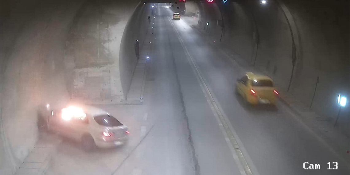 Ferhat Tüneli'nde sollama yapan otomobil duvara çarptı