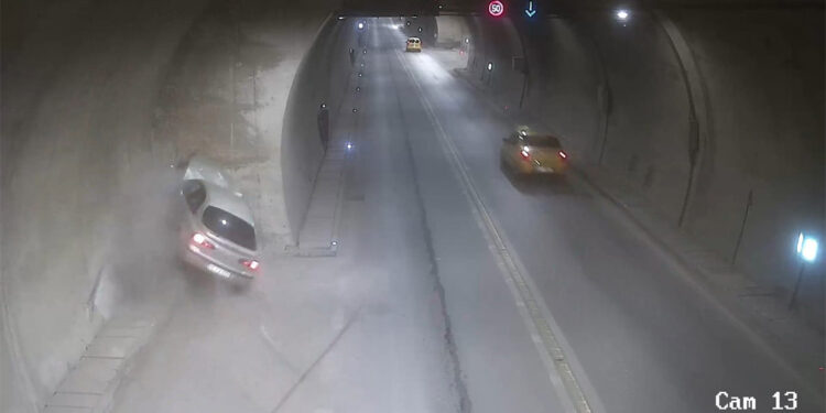 Ferhat Tüneli'nde sollama yapan otomobil duvara çarptı