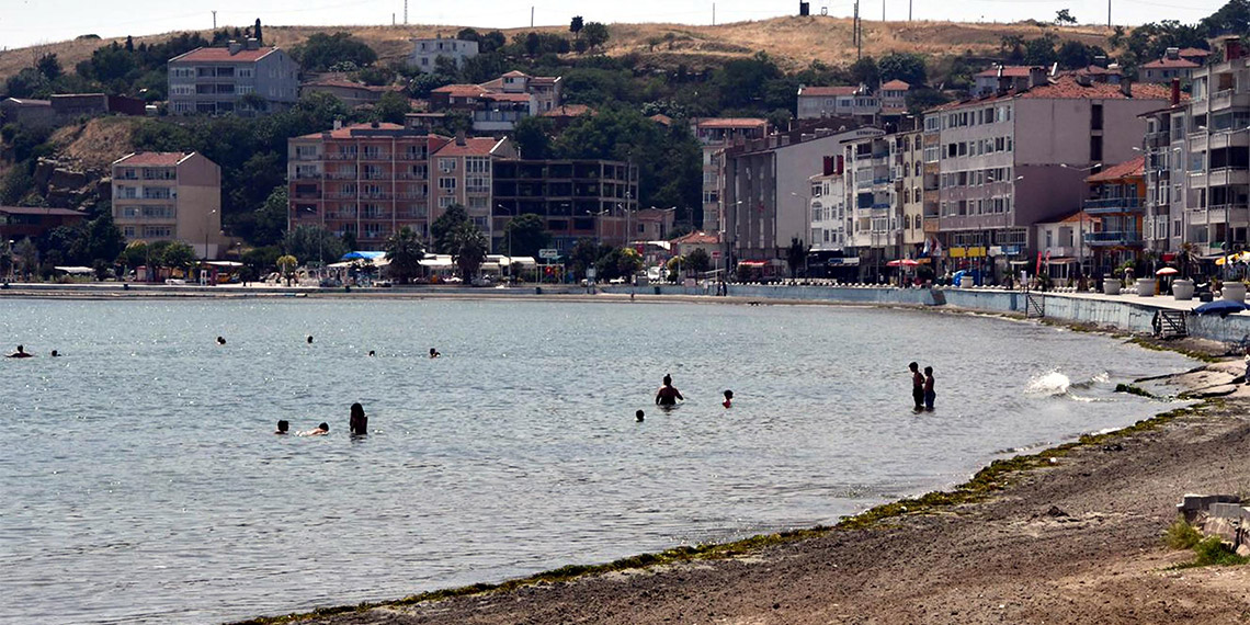 Tekirdağ'ın Marmara Denizi kıyısındaki turistik ilçesi Marmaraereğlisi'nde hava sıcaklığı 38 dereceye ulaştı, turistik ilçede anonsla sıcak uyarısı yapıldı, "Zorunlu olmadıkça dışarı çıkmayın".
