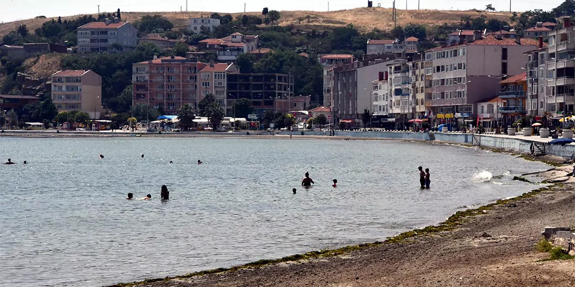 Tekirdağ'ın marmara denizi kıyısındaki turistik ilçesi marmaraereğlisi'nde hava sıcaklığı 38 dereceye ulaştı, turistik ilçede anonsla sıcak uyarısı yapıldı, "zorunlu olmadıkça dışarı çıkmayın".