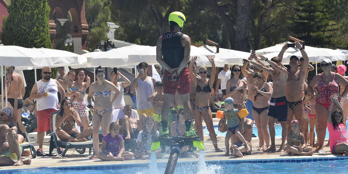 Antalya'da yabancıların satın aldığı evleri haftalık kiralayan bazı turistlerin, özellikle 5 yıldızlı otellerin bilekliklerini temin edip, bu tesislerde hiçbir para ödemeden hizmet aldıkları ortaya çıktı.