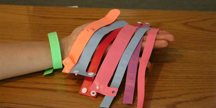 Otellerin bilekliklerini temin edip para ödemeden hizmet alıyorlar