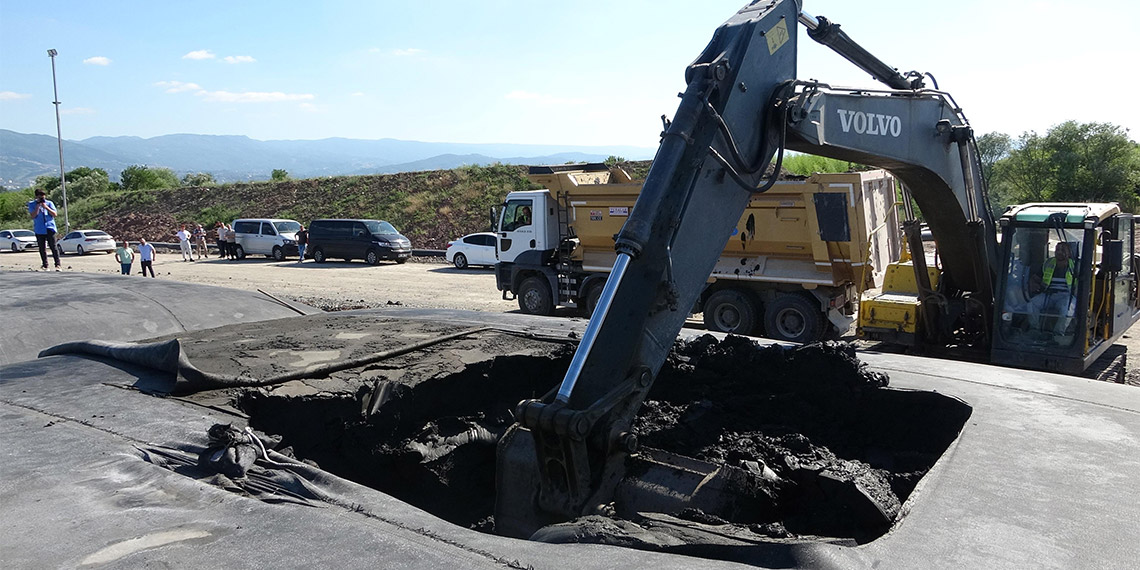 İzmit Körfezi'nden dip çamuru bertaraf ediliyor