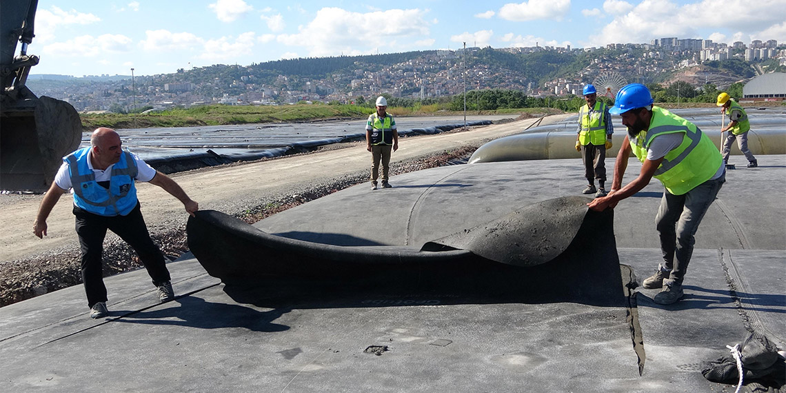 Türkiye'nin en büyük çevre projesi olan İzmit Körfezi'nden dip çamurunun temizlenmesi projesi kapsamında, kuruyan dip çamuru depolama alanına aktarılıyor.