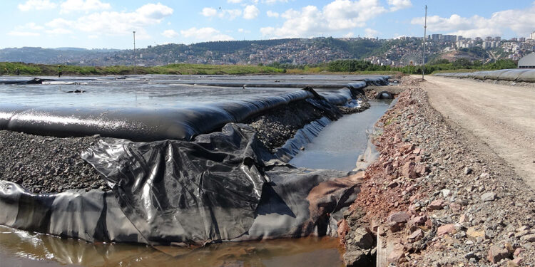 İzmit Körfezi'nden dip çamuru bertaraf ediliyor