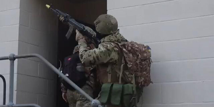 Ukraynalı askerlere İngiltere'de şehir çatışması eğitimi