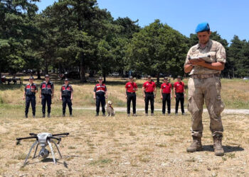 Jandarma dron ve iz takip köpeği ile denetim yapıyor