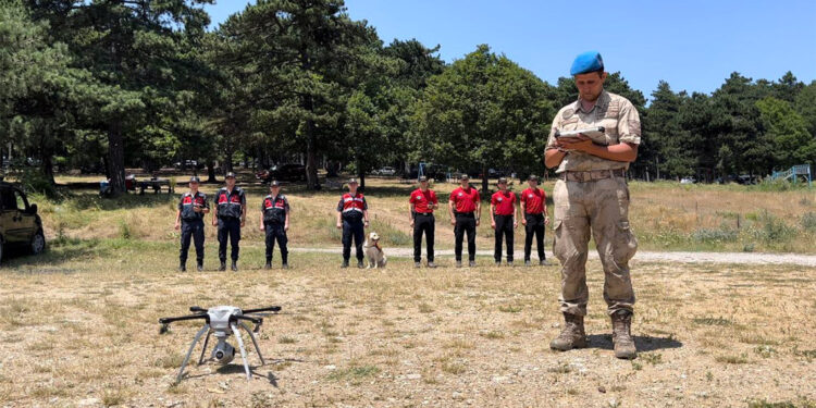 Jandarma dron ve iz takip köpeği ile denetim yapıyor
