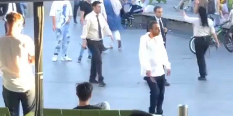 Alışveriş merkezinde bıçaklı saldırgan paniği