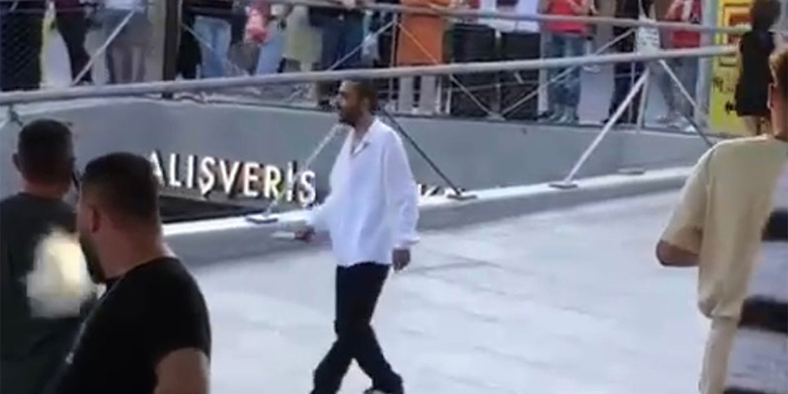 Alışveriş merkezinde bıçaklı saldırgan paniği