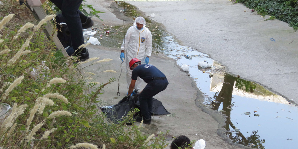 Ümraniye'de viyadüğün altında ceset bulundu. Yapılan incelemede 40 yaşındaki Kemal Aydın'a ait olduğu belirlenen cesedin başından darbe aldığı ve kolunda kırık olduğu tespit edildi.