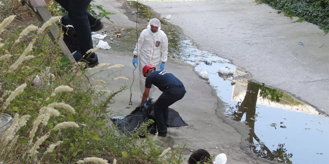 Ümraniye'de viyadüğün altında ceset bulundu. Yapılan incelemede 40 yaşındaki kemal aydın'a ait olduğu belirlenen cesedin başından darbe aldığı ve kolunda kırık olduğu tespit edildi.  