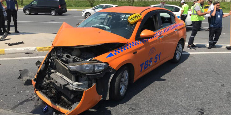 İstanbul Havalimanı'nda cip ve taksi çarpıştı: 3 yaralı