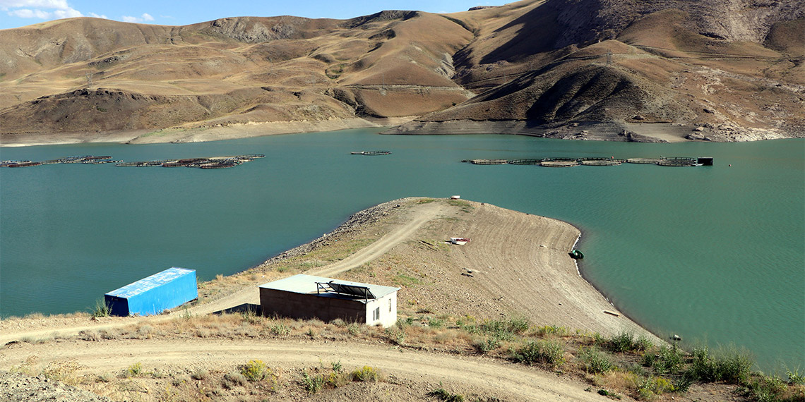 Van'da azalan yağışlar ve artan buharlaşma ile yaşanan kuraklıkla beraber birçok su kaynağı kururken, bölgede 105 milyon metreküp su kapasitesine sahip, tarım ve enerji ihtiyacını karşılayan Zernek Baraj Gölü alarm veriyor.