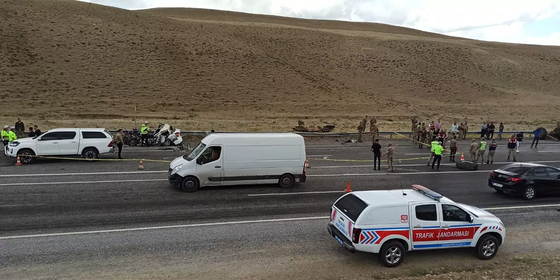 Van'da otomobil ile askeri araç çarpıştı: 1 ölü 13 yaralı